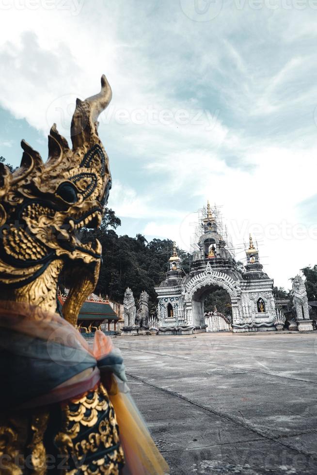 Wat phra buddhabat si roi, temple d'or à chiang mai, thaïlande photo