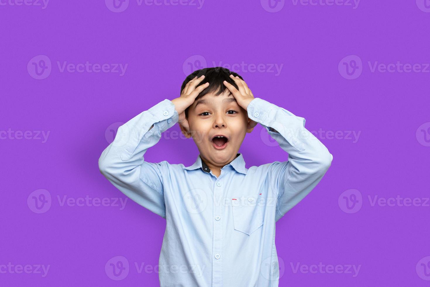 wow regardez, faites de la publicité ici portrait d'un mignon petit garçon étonné sur un avion vide en arrière-plan, écolier surpris montrant un espace de copie photo