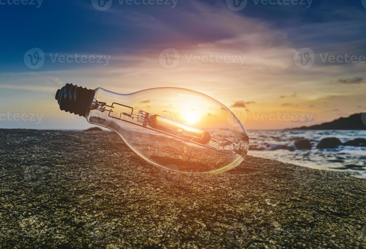 poubelle d'ampoule sur la plage avec la lumière du soleil. photo