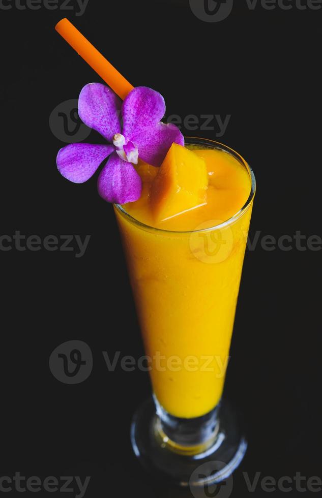 smoothie à la mangue dans un verre long. photo