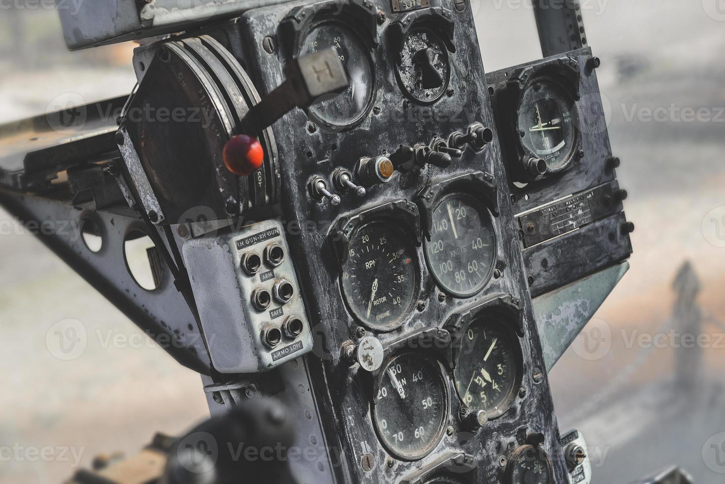 panneau de commande d'hélicoptère militaire de guerre ancien endommagé. photo