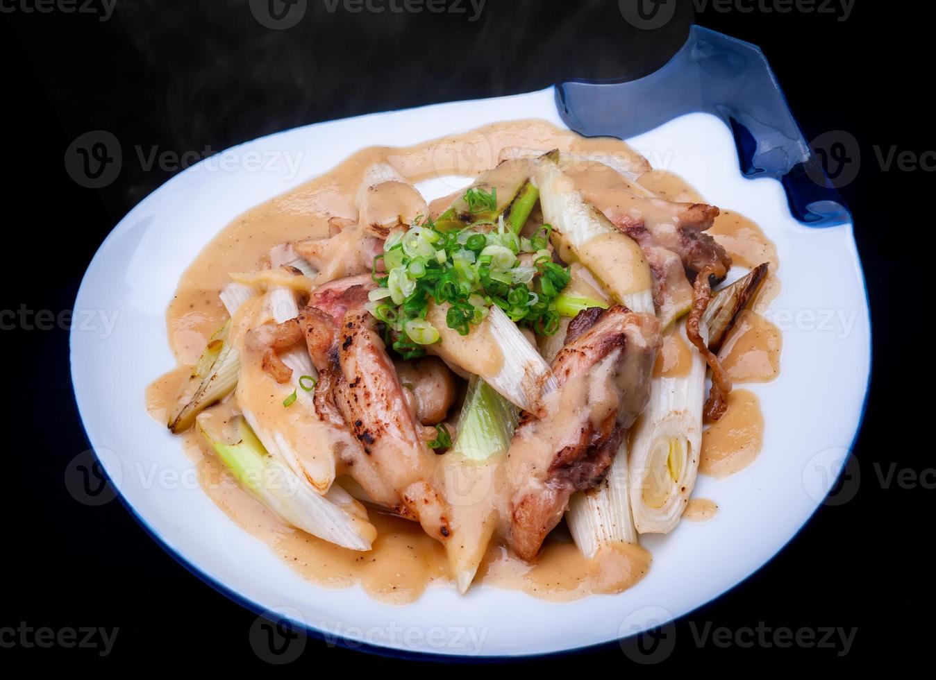 remuez le poulet et l'oignon frits avec le miso. photo