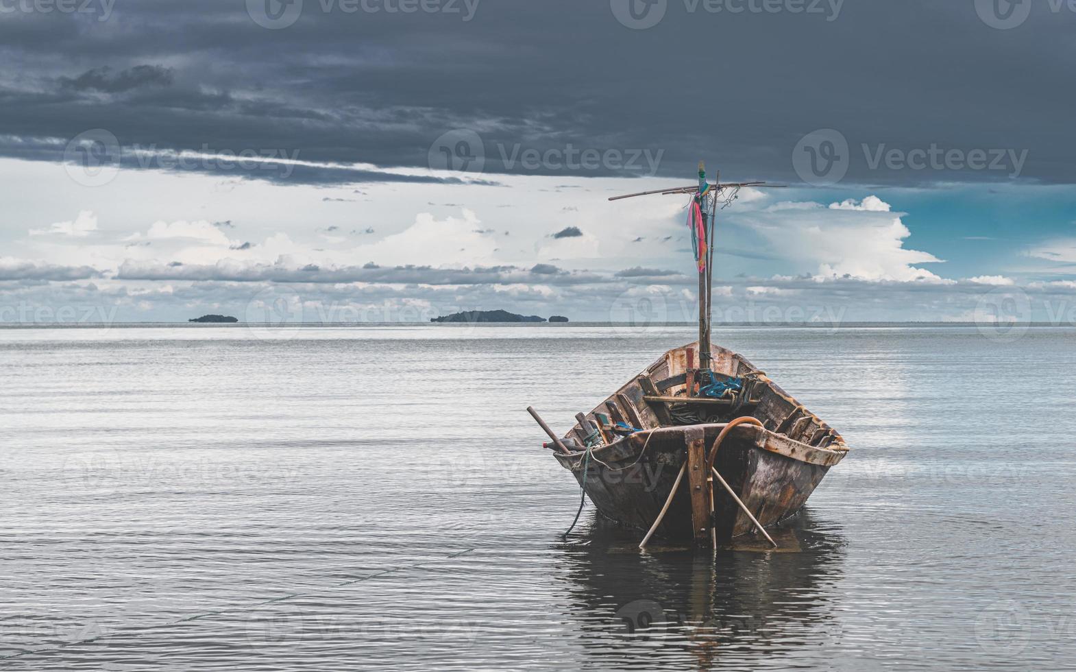 bateaux de pêche en bois avec soleil extérieur. photo