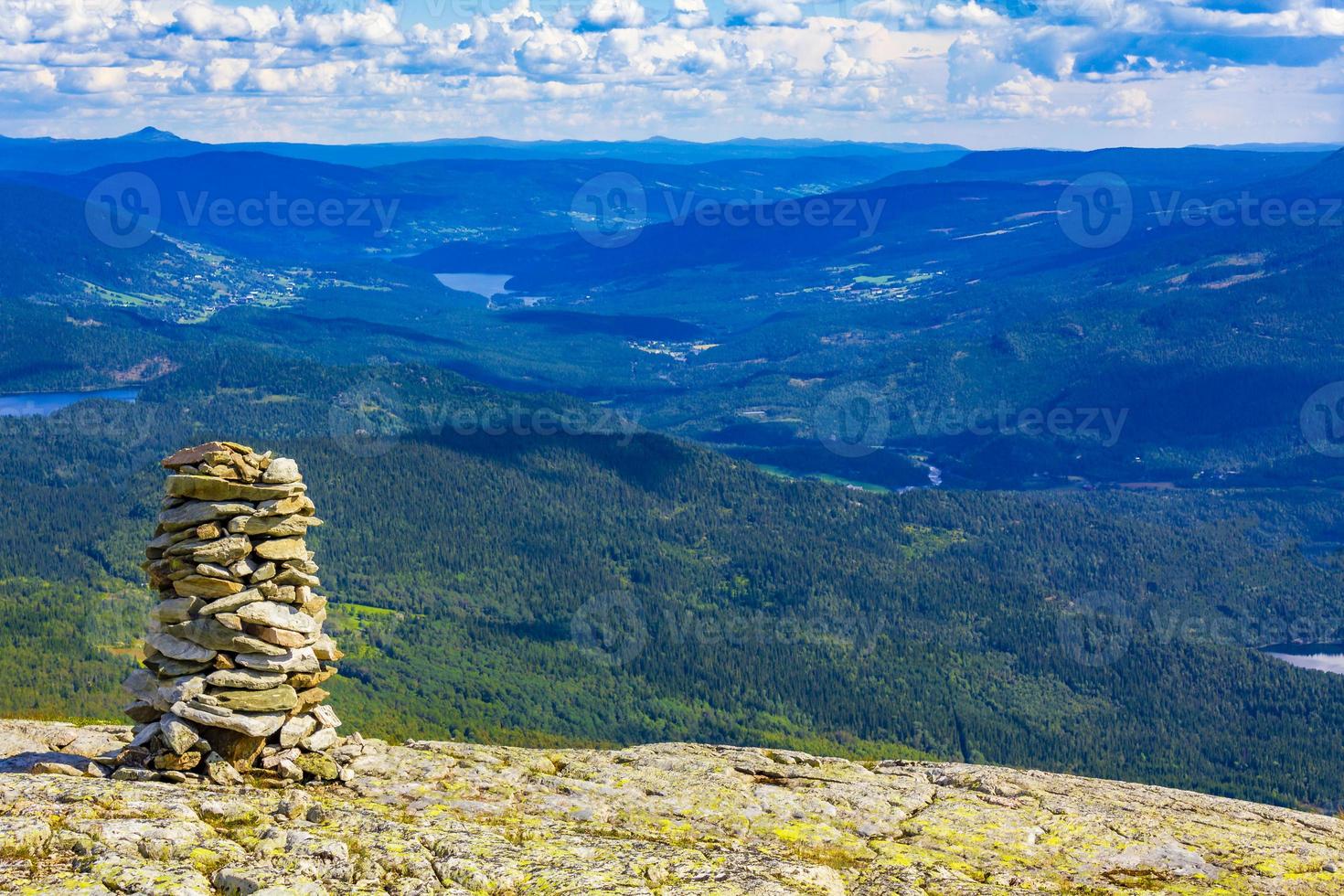 incroyable paysage norvégien de norvège pierres empilées sommet sommet de la montagne. photo