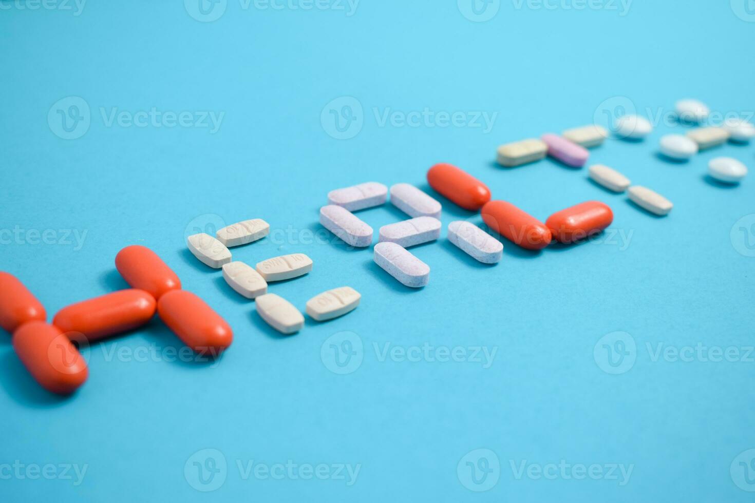 santé mot de coloré médicament pilules isolé sur bleu arrière-plan, supplément, vitamine, coloré photo