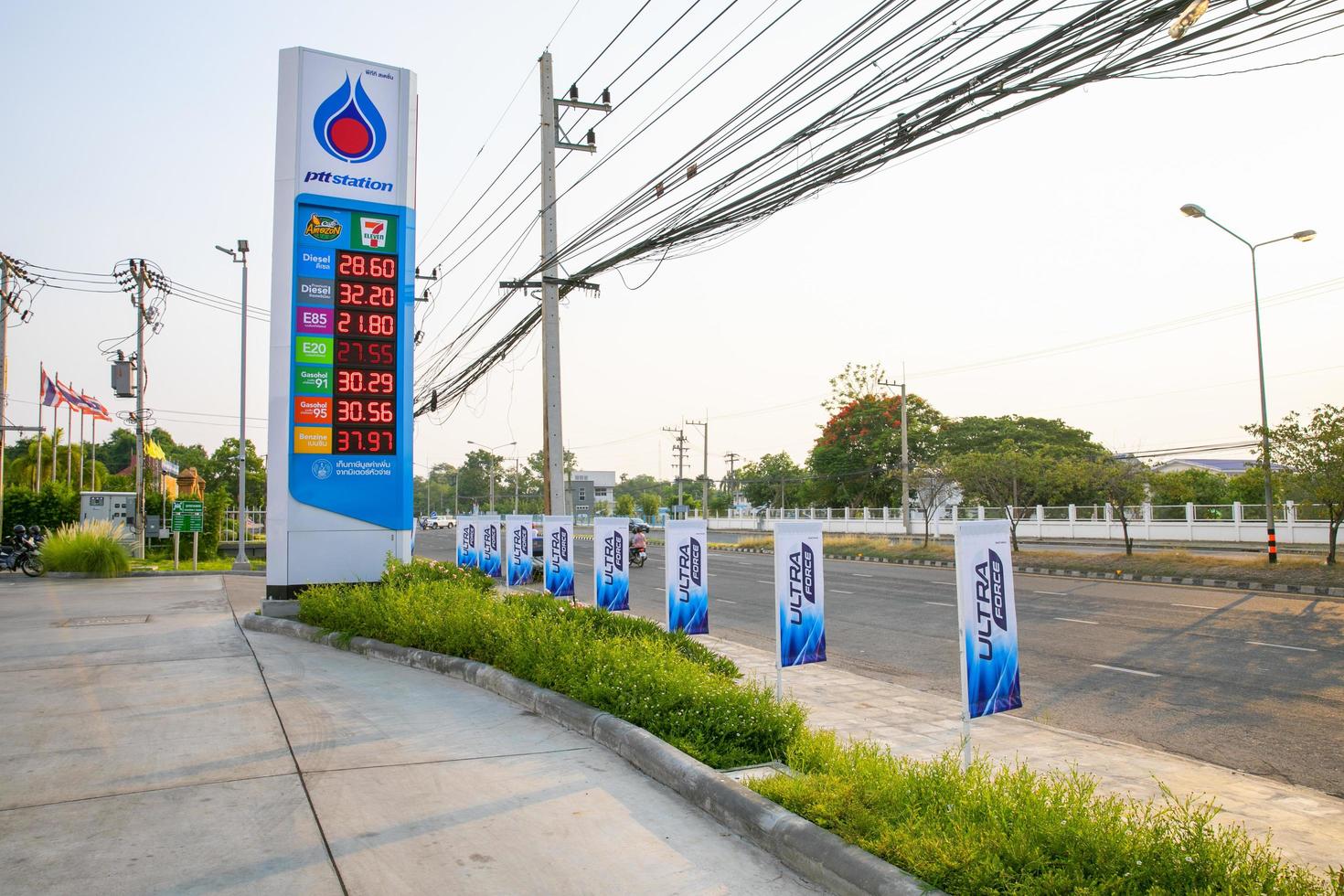 surin thailande 3 mai 2019 - station essence ptt. autorité pétrolière de thaïlande photo