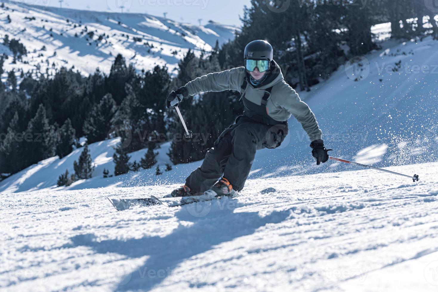 skieur acrobatique à la station de grandvalira en hiver 2021 photo