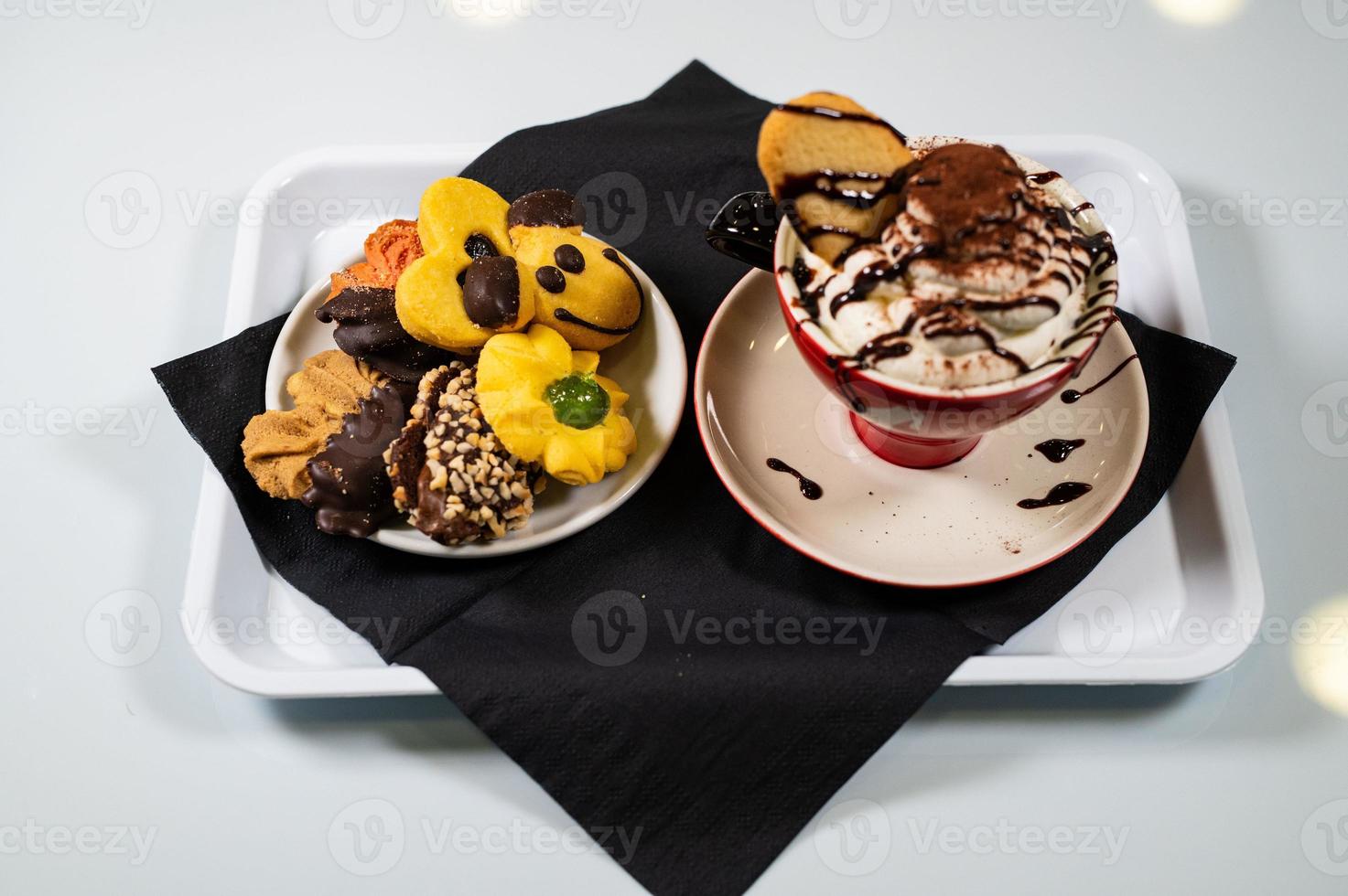 tasse de composition de pâtisseries à la crème au chocolat photo