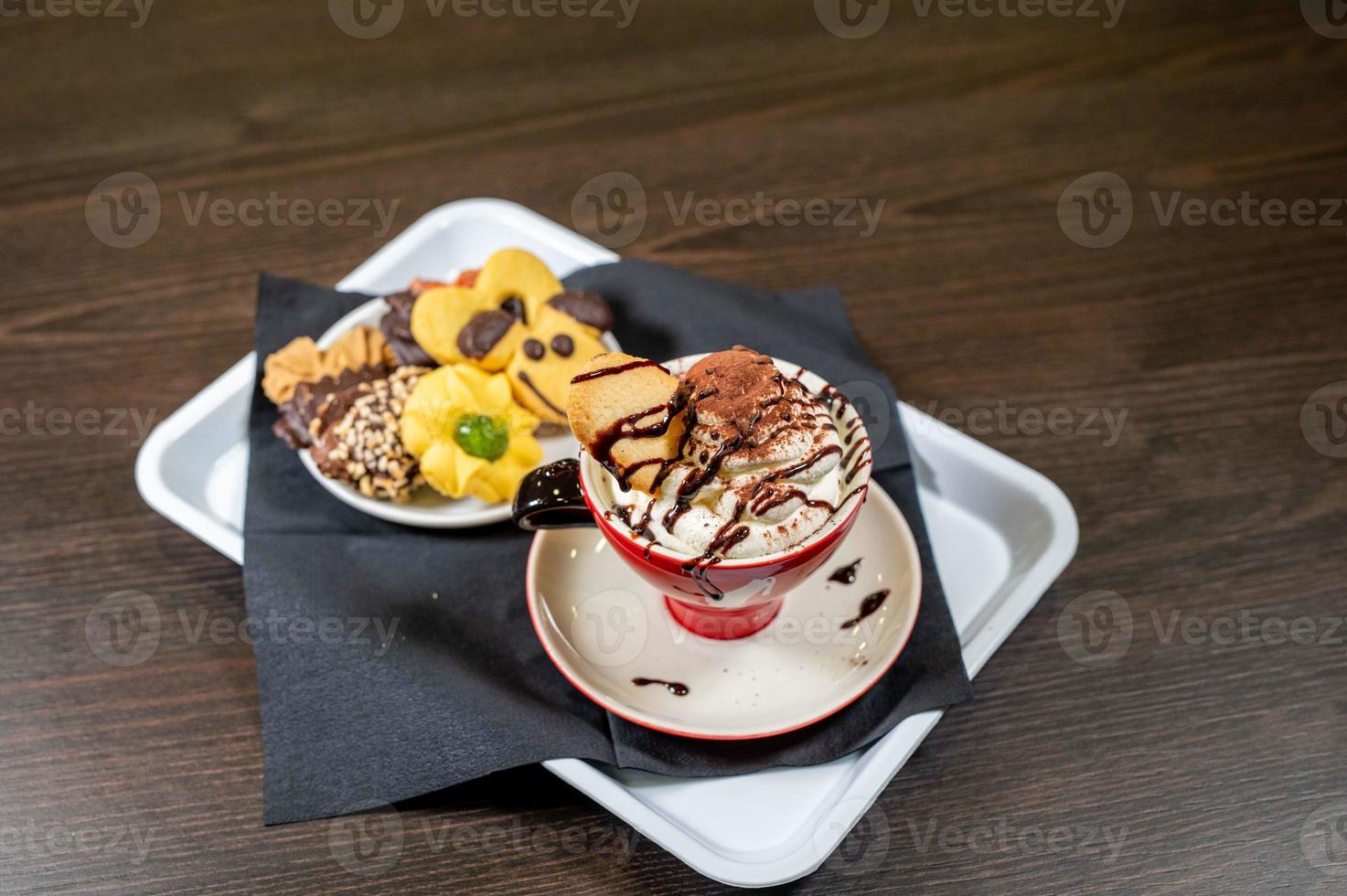 tasse de composition de pâtisseries à la crème au chocolat photo