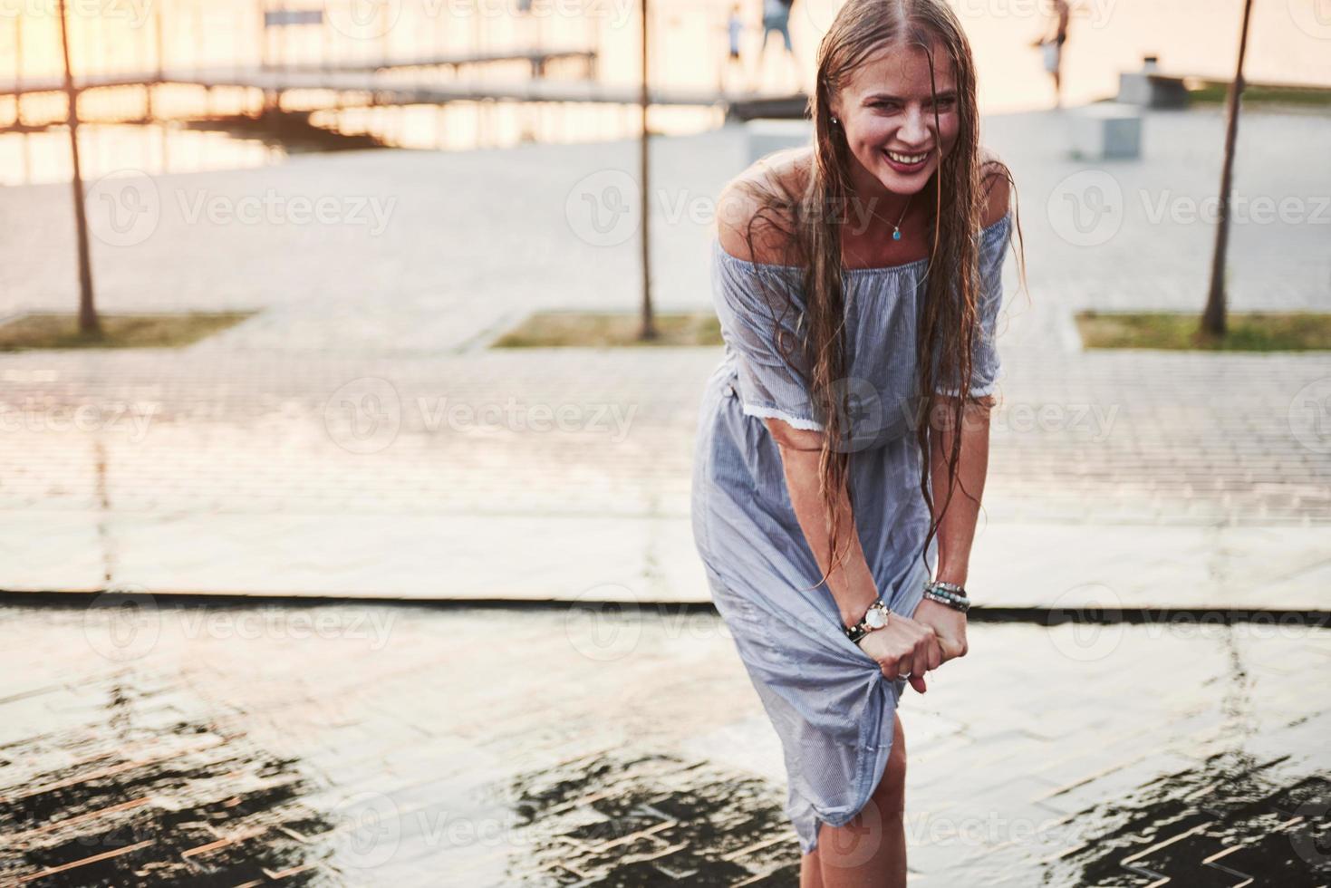 la fille dans les éclaboussures d'eau dans la fontaine. photo