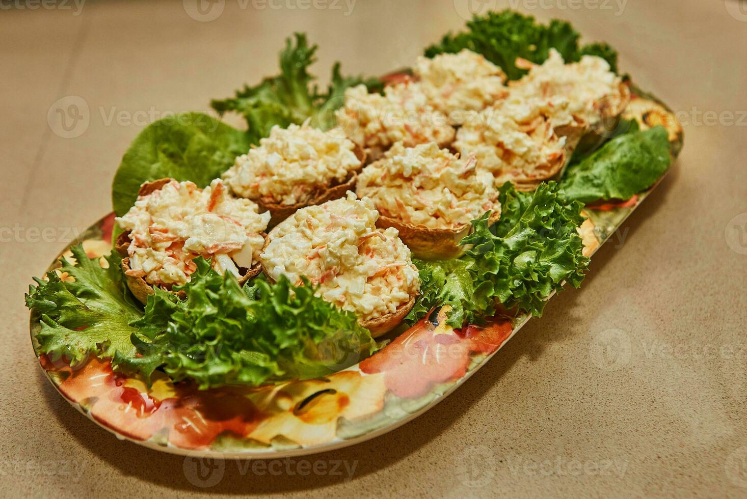 délicieux fait maison salade avec Crabe des bâtons et Frais salade sur marbre plateau photo