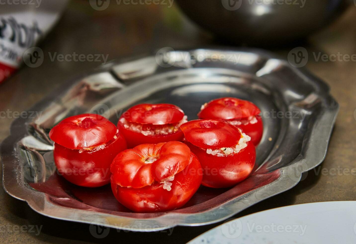 arrangement de farci tomates avec Frais menthe feuilles sur métal plateau dans cuisine photo