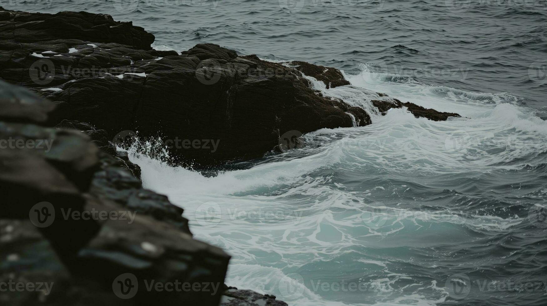 ai généré vagues s'écraser contre foncé rocheux littoral en dessous de couvert ciel photo