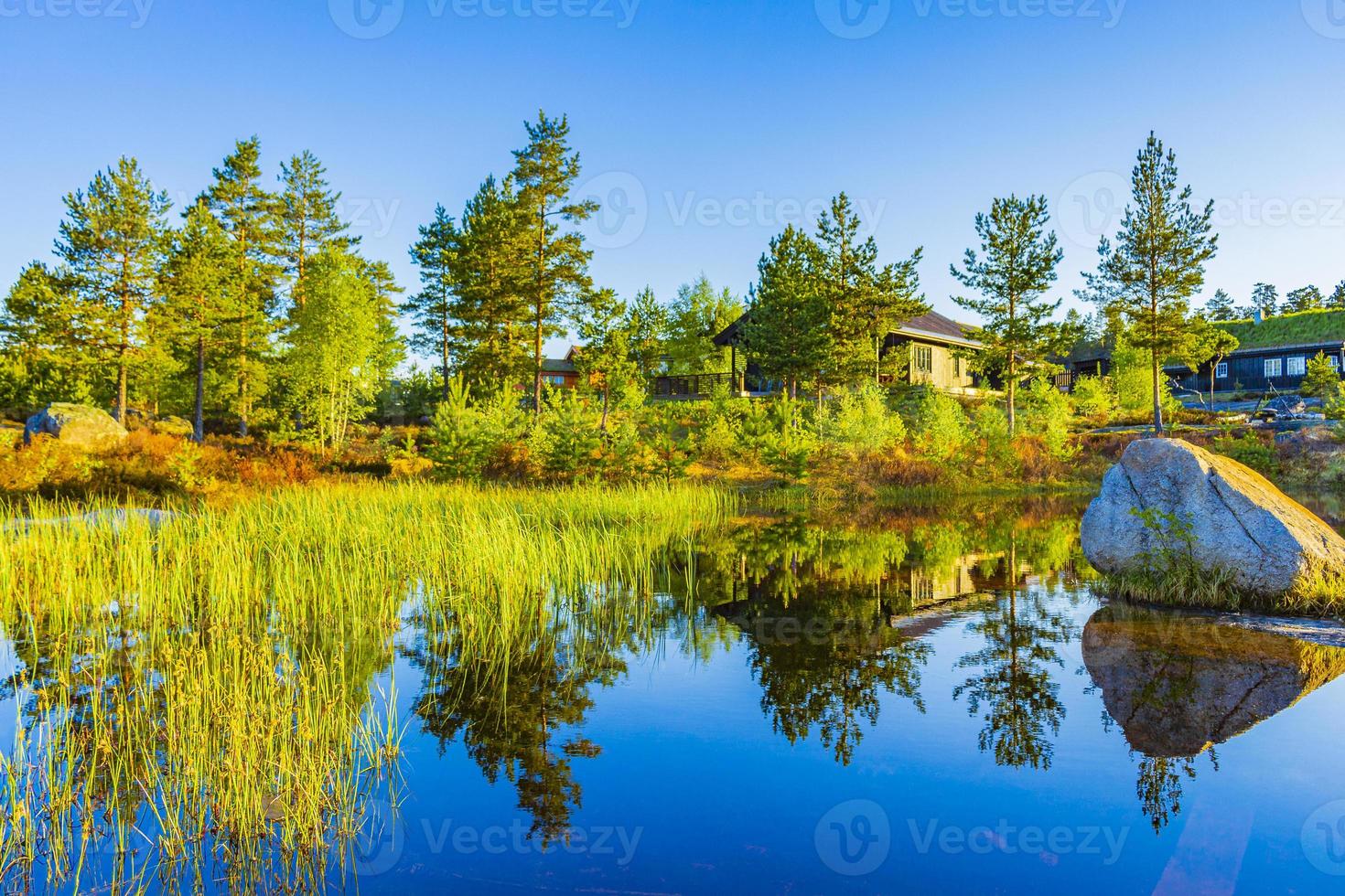 lever du soleil du matin avec lac rivière réflexion nature paysage nissedal norvège. photo