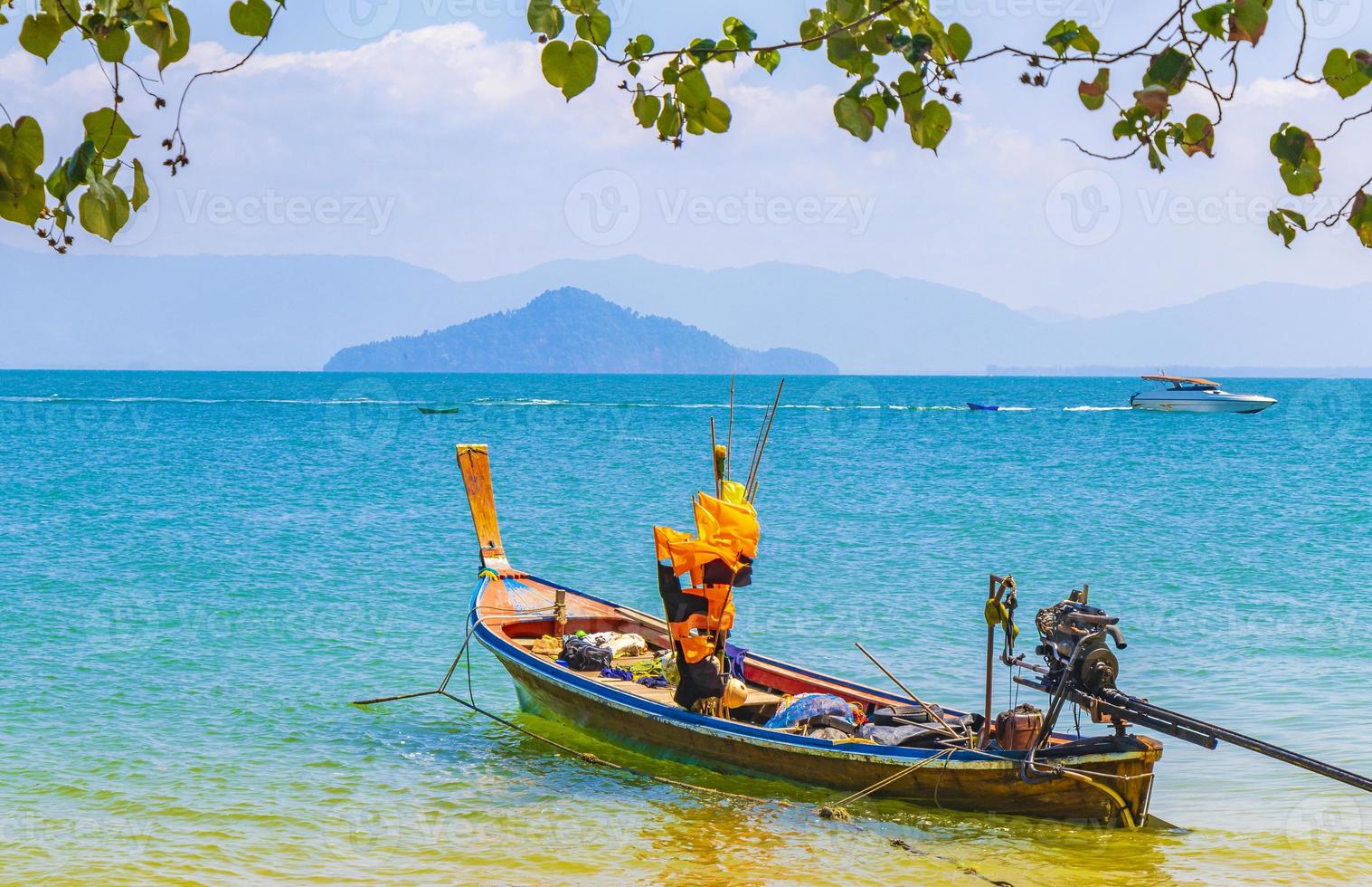 bateau à longue queue à quai sur l'île de koh phayam en thaïlande. photo