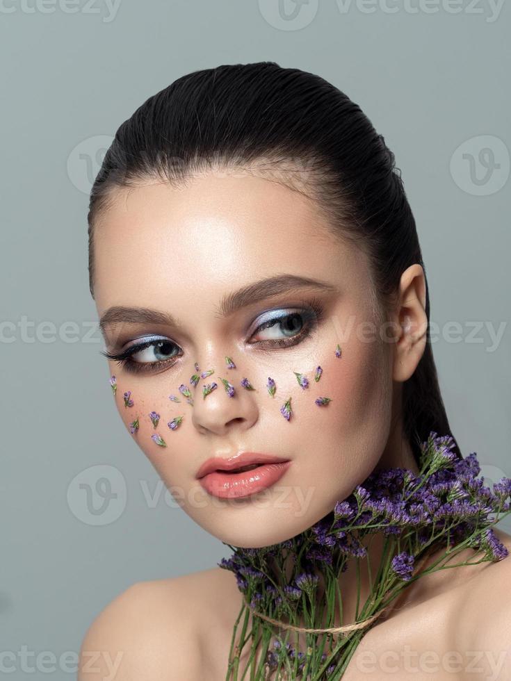 portrait de belle femme avec le maquillage de mode photo