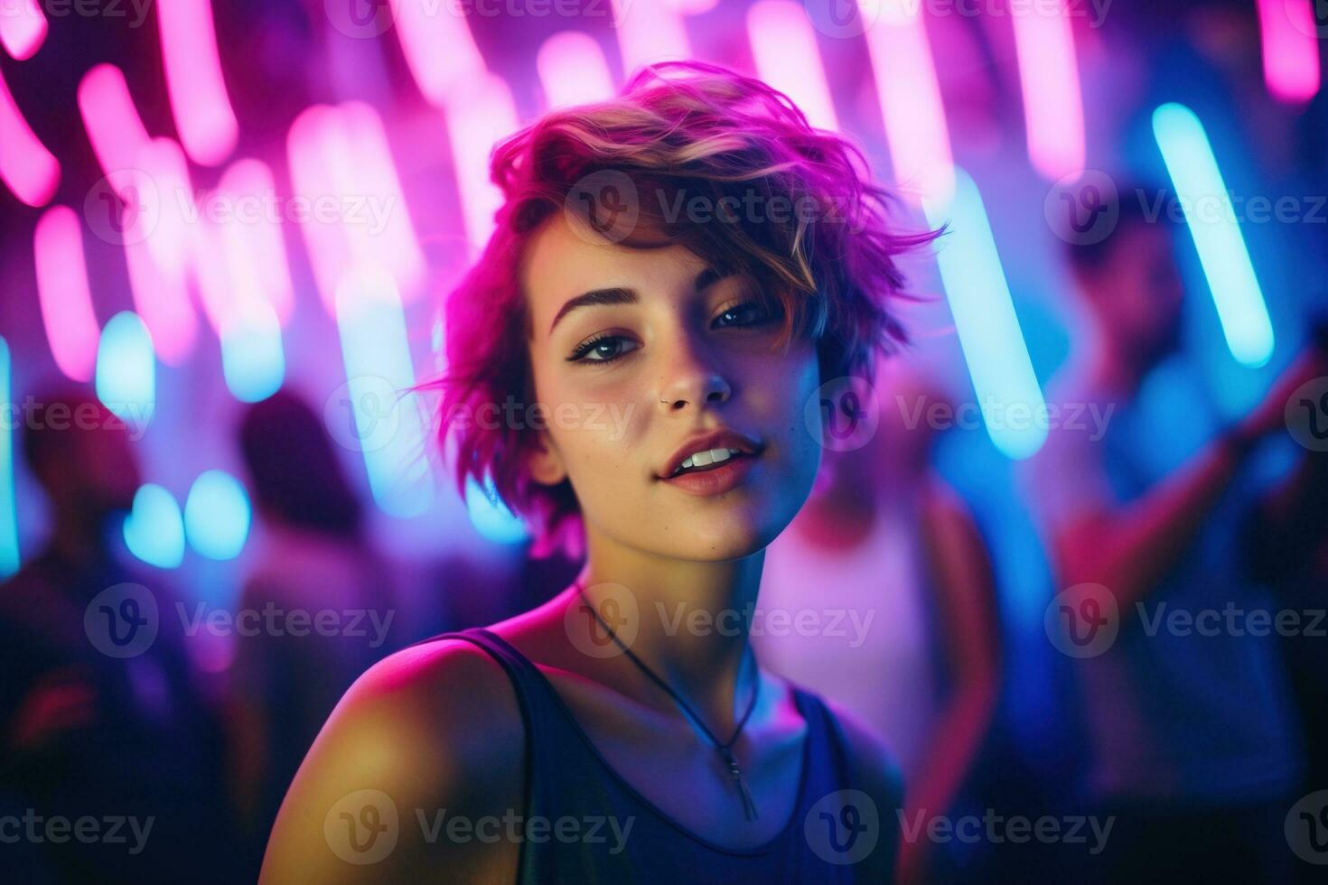 ai généré portrait de une magnifique fille avec court cheveux dansant dans une boîte de nuit photo