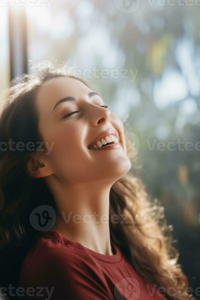 ai généré une femme souriant et regarder à le Soleil avec joie et contentement sur sa affronter. génératif ai photo