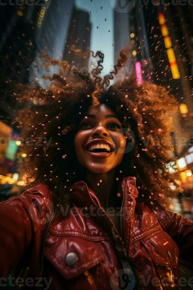 ai généré une femme avec frisé cheveux souriant dans le ville, rayonnant joie et bonheur au milieu de le Urbain paysage. génératif ai photo