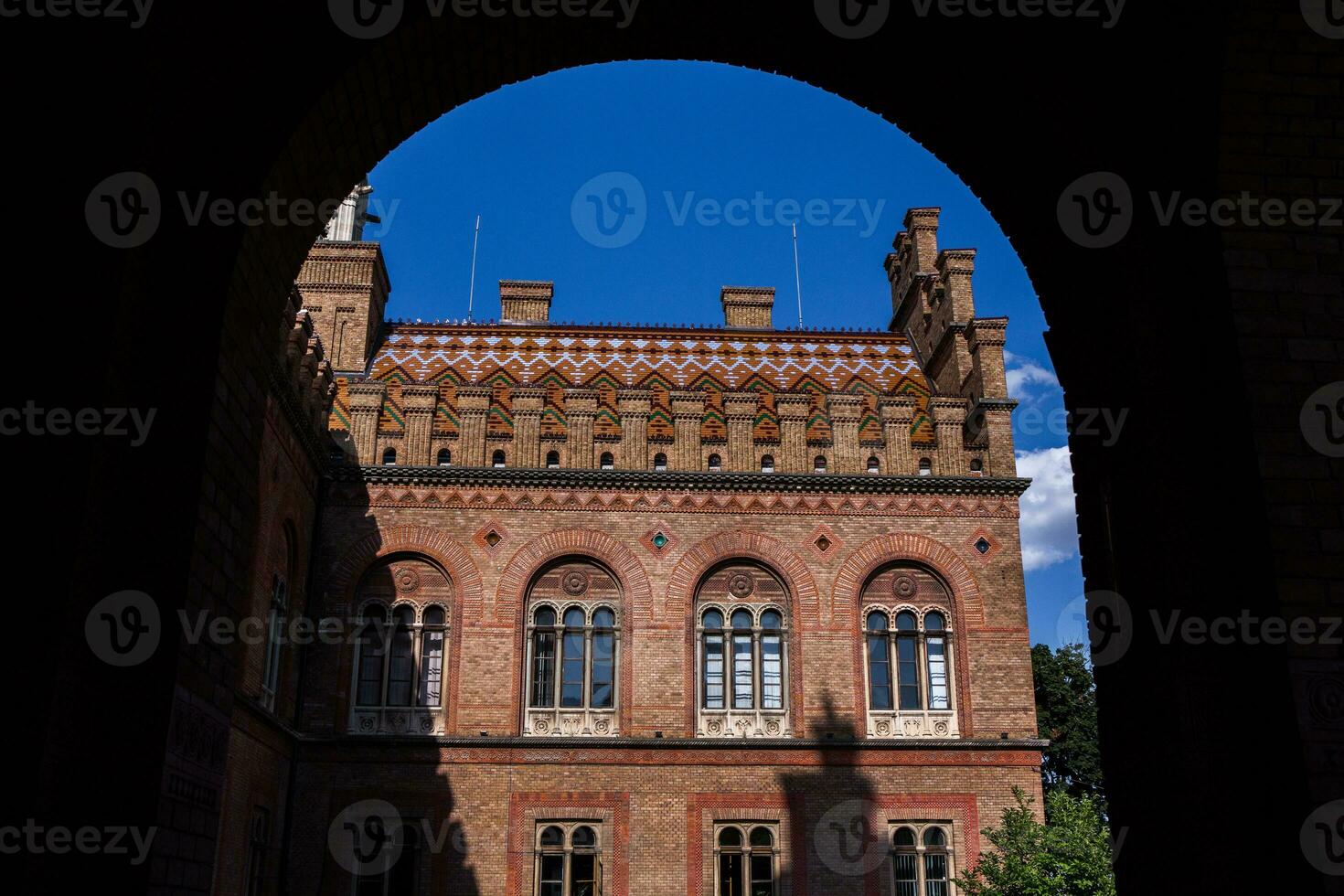 architecture et des rues de le vieux ville. le historique architecture de Tchernivtsi, Ukraine. vieux ville après le pluie. photo