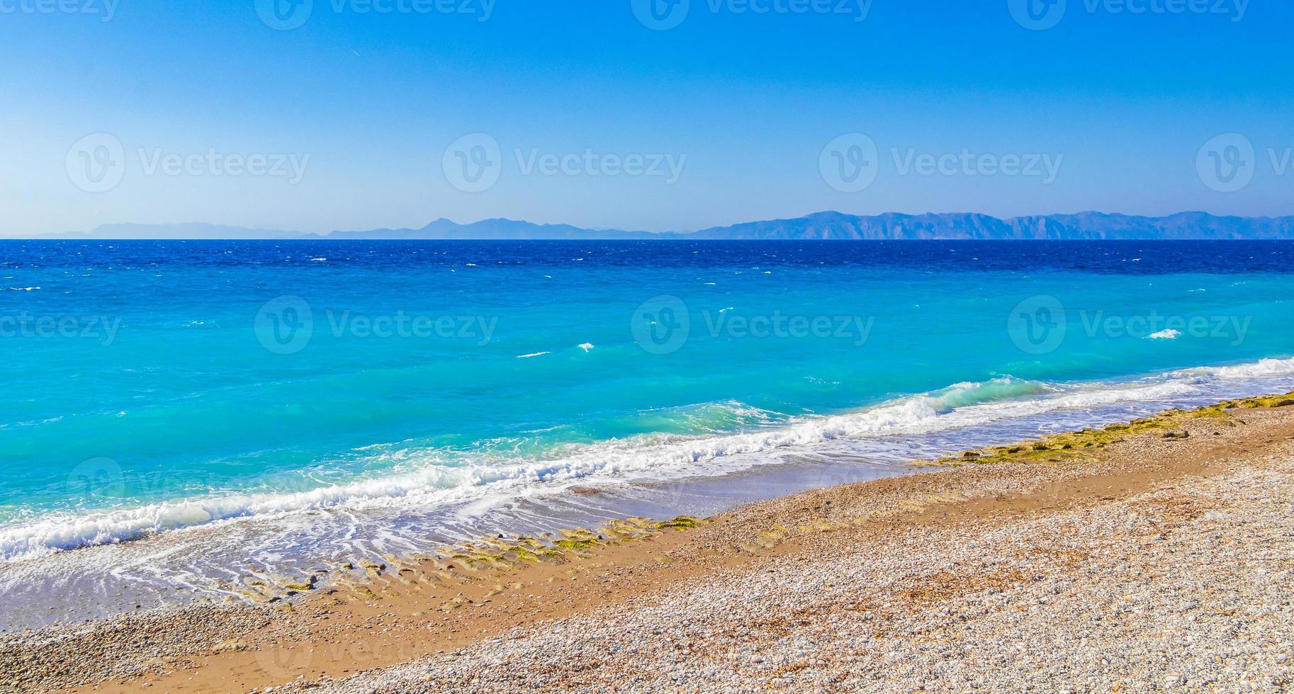 paysage de plage elli rhodes grèce eau turquoise et vue sur la turquie. photo