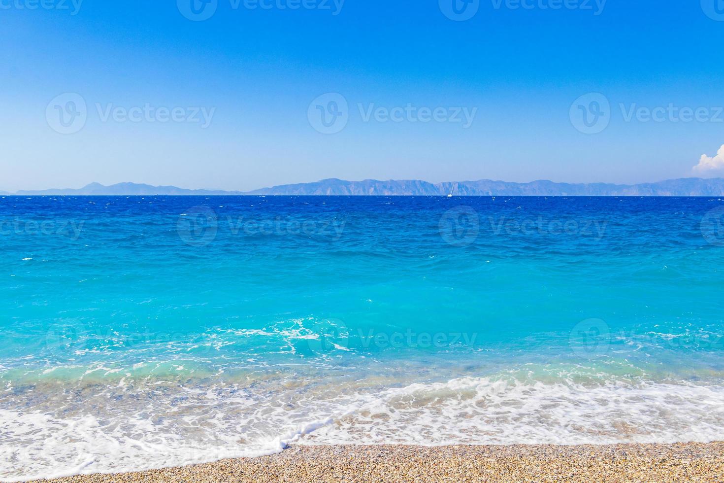 paysage de plage elli rhodes grèce eau turquoise et vue sur la turquie. photo