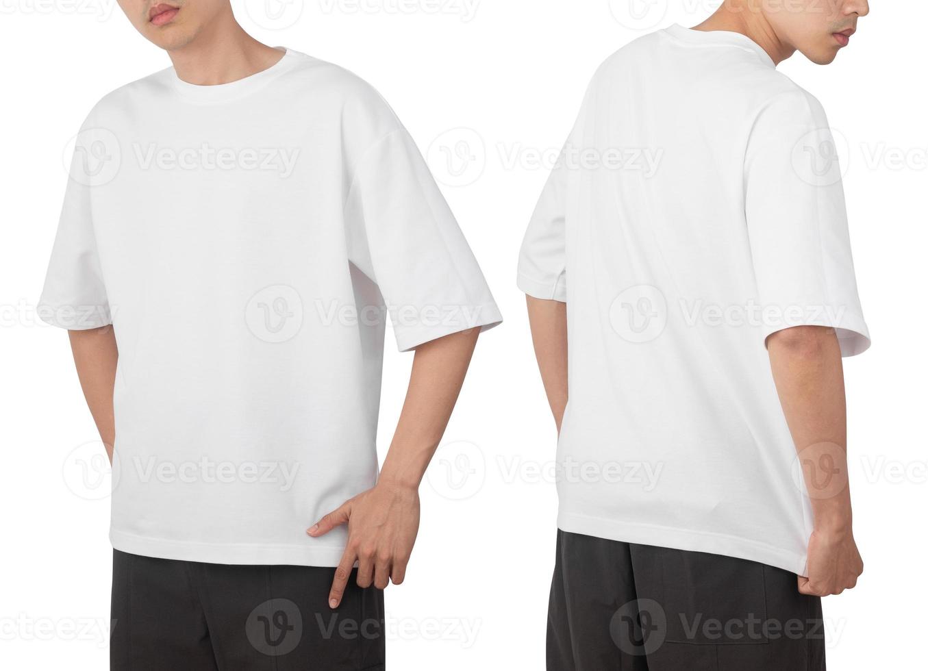 Jeune homme en t-shirt surdimensionné vierge avant et arrière utilisé comme modèle de conception, isolé sur fond blanc avec un tracé de détourage photo