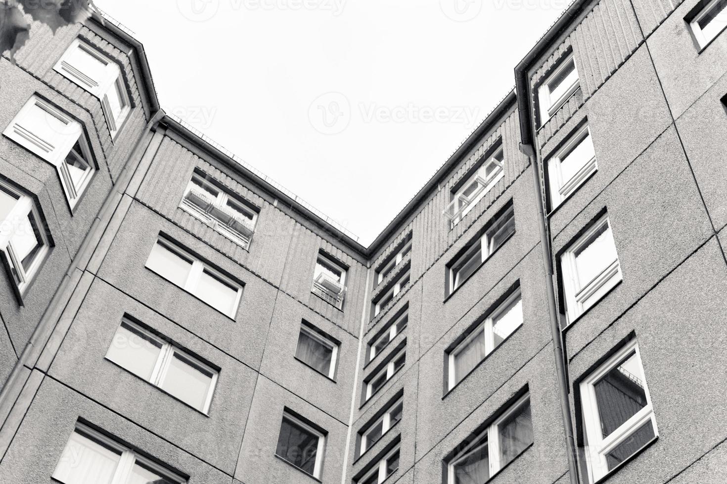 Ancien immeuble européen vue d'en bas photo