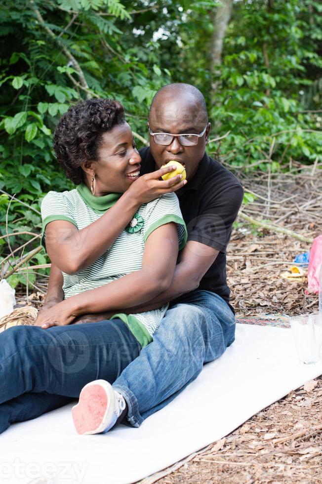 jeune couple amoureux lors d'un pique-nique. photo