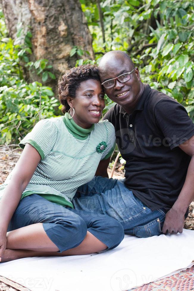 jeune couple amoureux dans un parc de campagne. photo