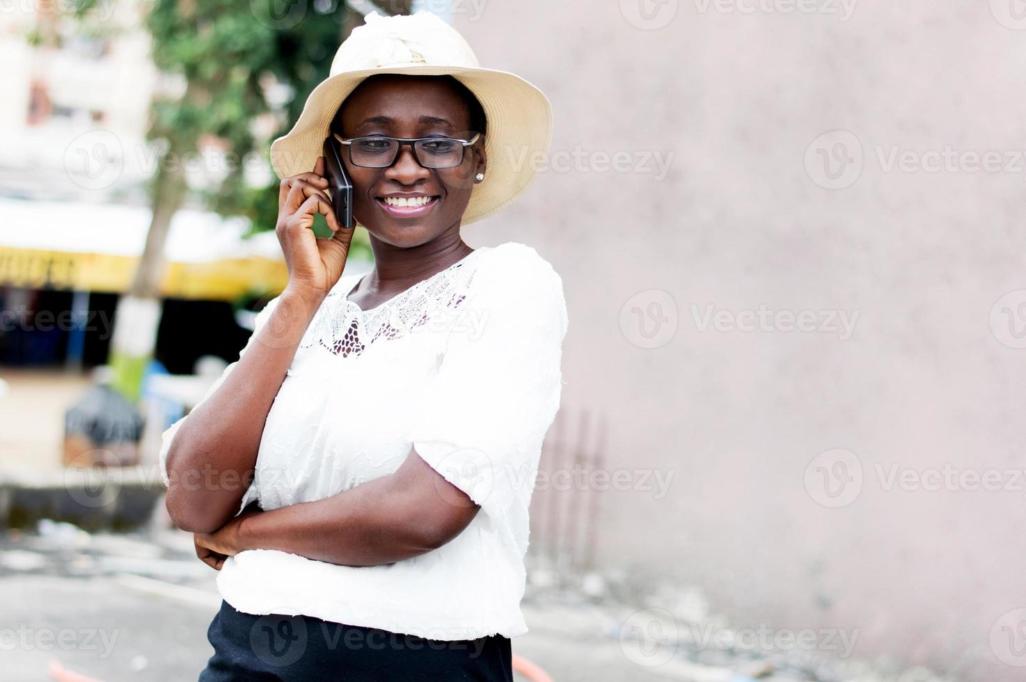 jeune femme au téléphone avec un sourire. photo