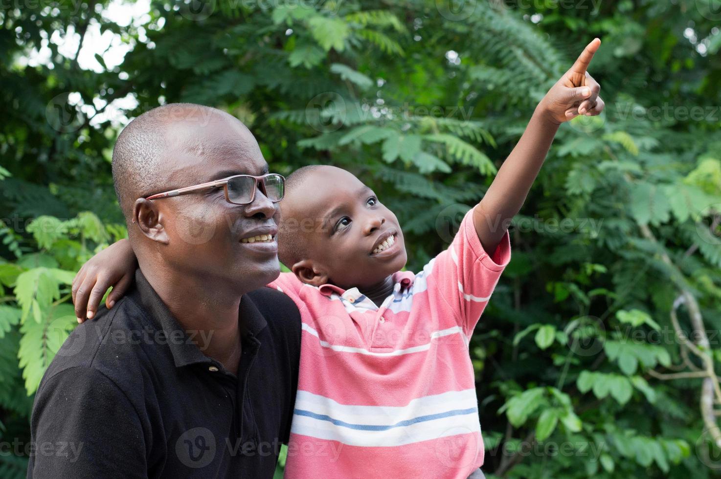 père et fils à la campagne photo