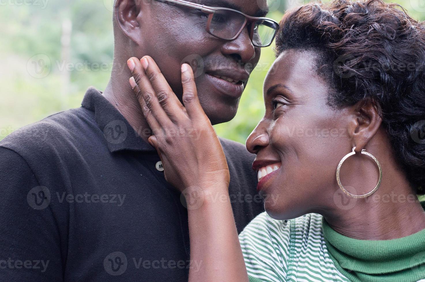 jeune couple s'embrassant photo