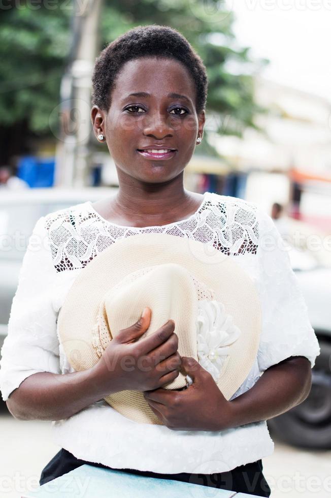 jeune femme souriante réglage de la caméra. photo