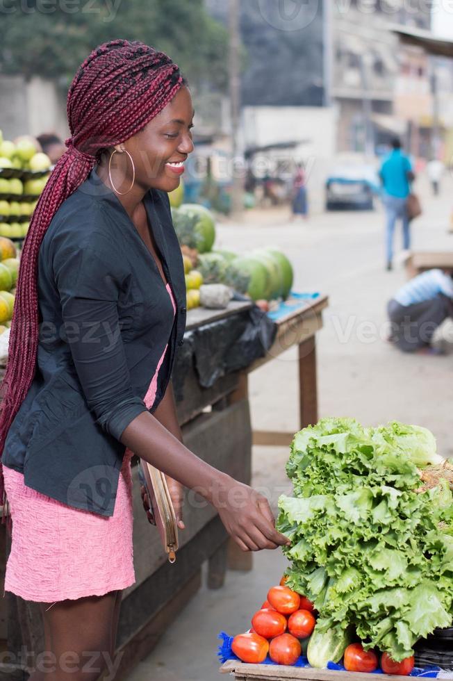 jeune femme souriante devant des légumes photo