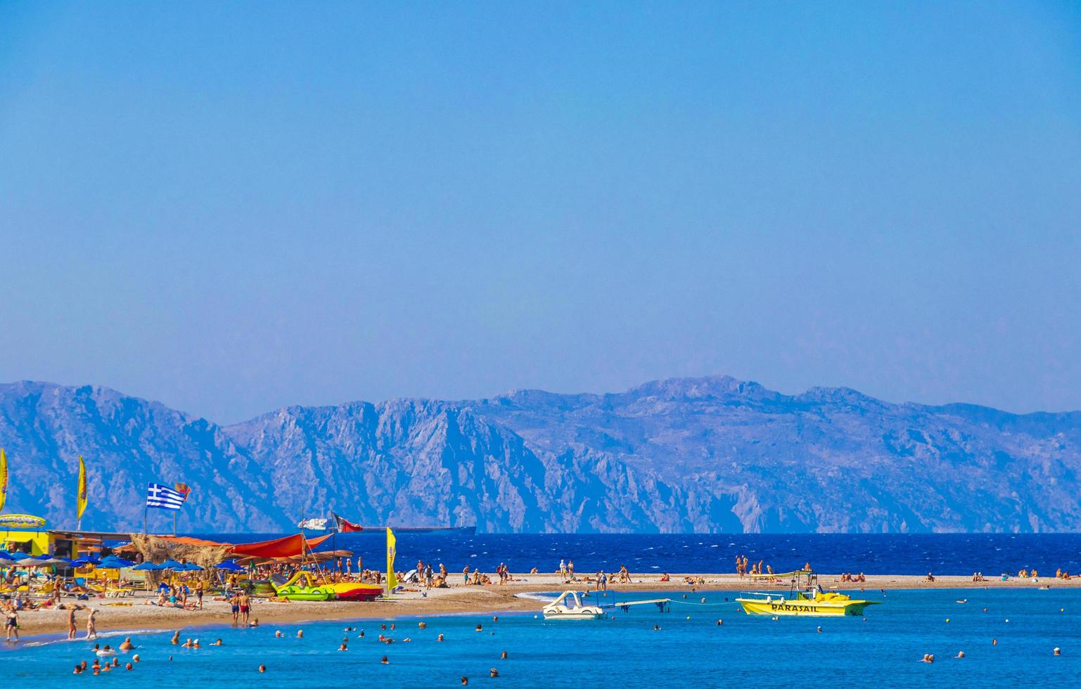 elli beach tourisme rhodes grèce eau turquoise et vue sur la turquie. photo