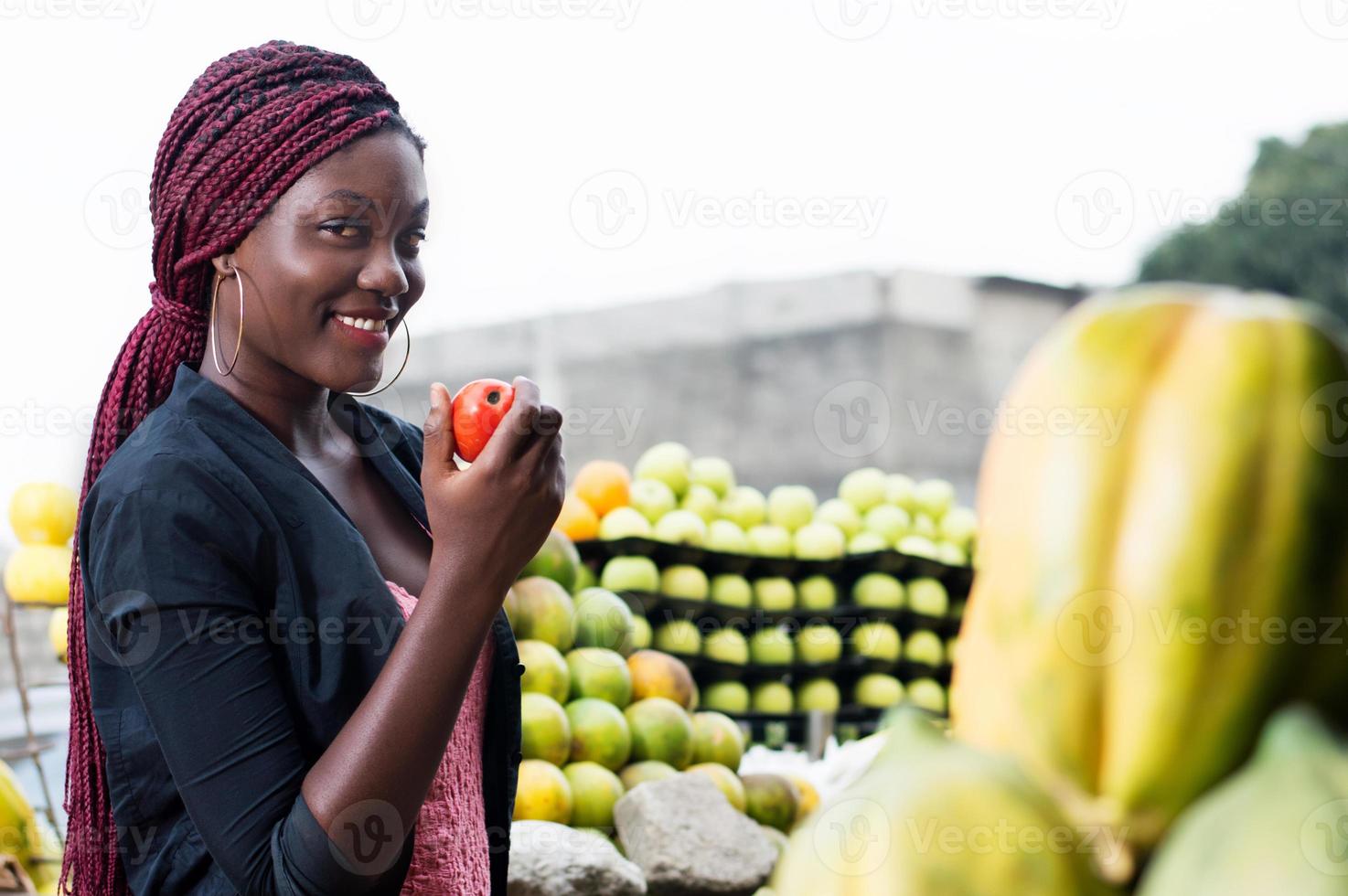 jeune femme souriante montre la nourriture choisie. photo