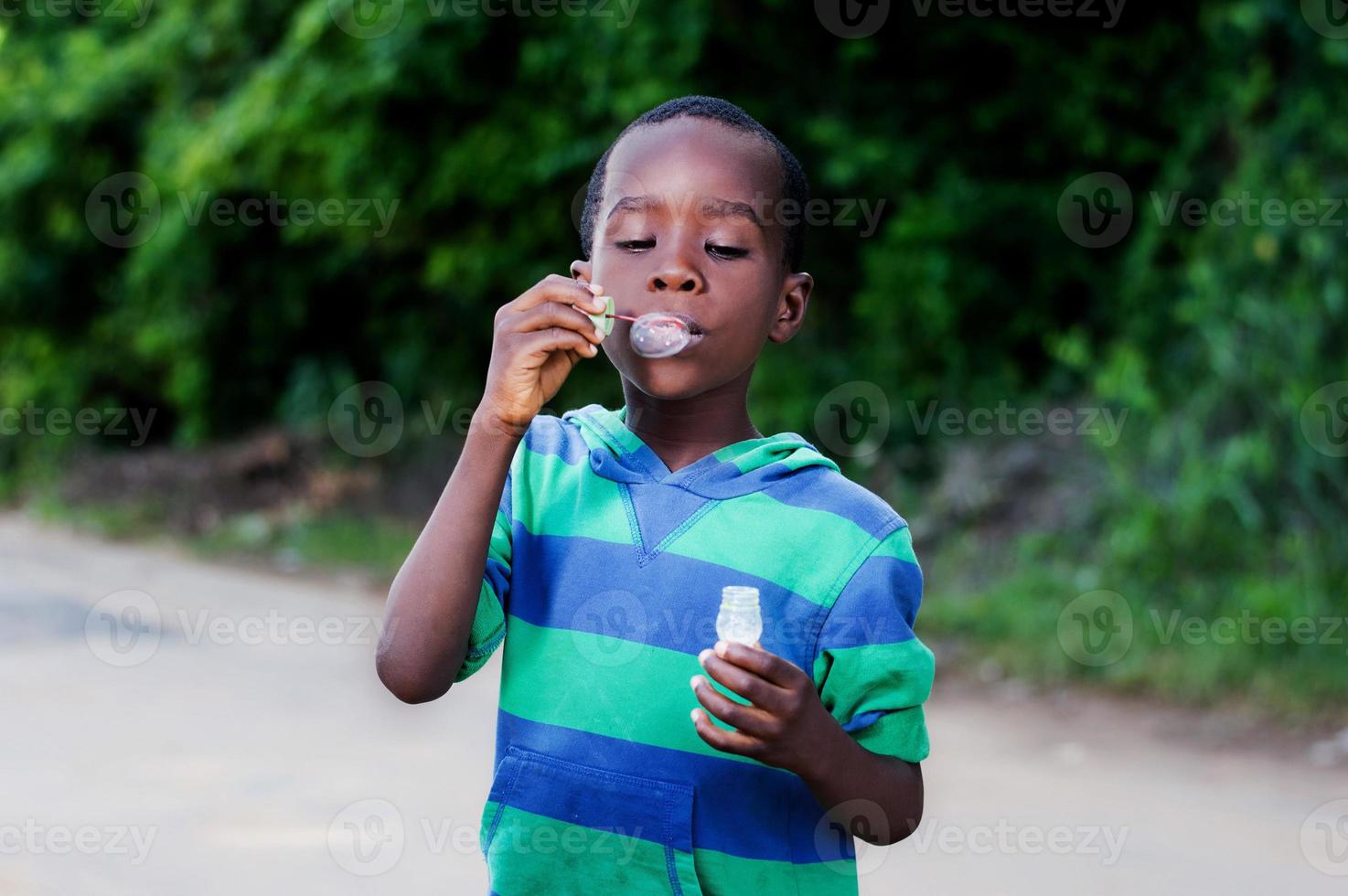 enfant soufflant des bulles. photo