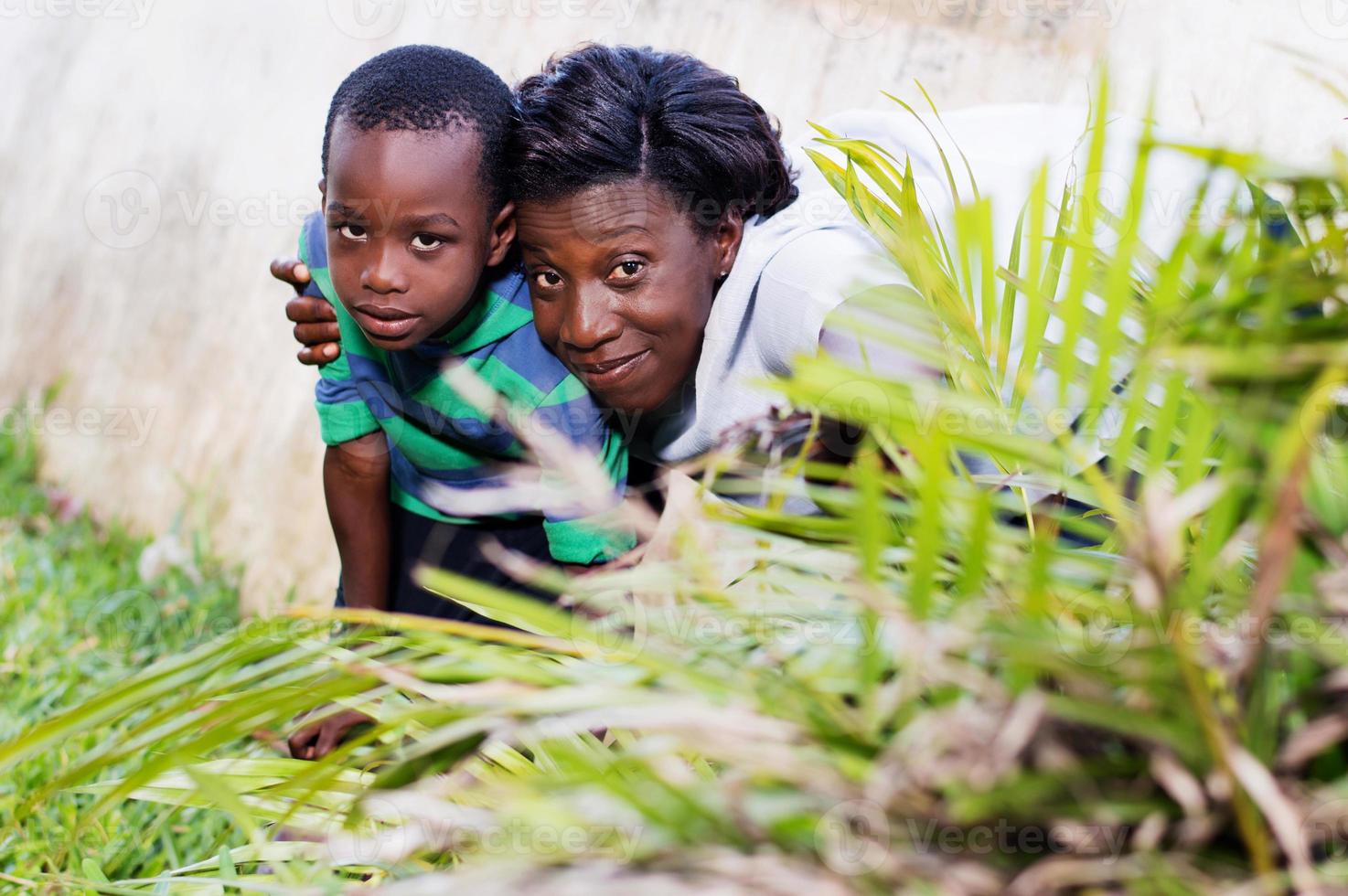 jeune femme cachée derrière une fleur avec son enfant photo