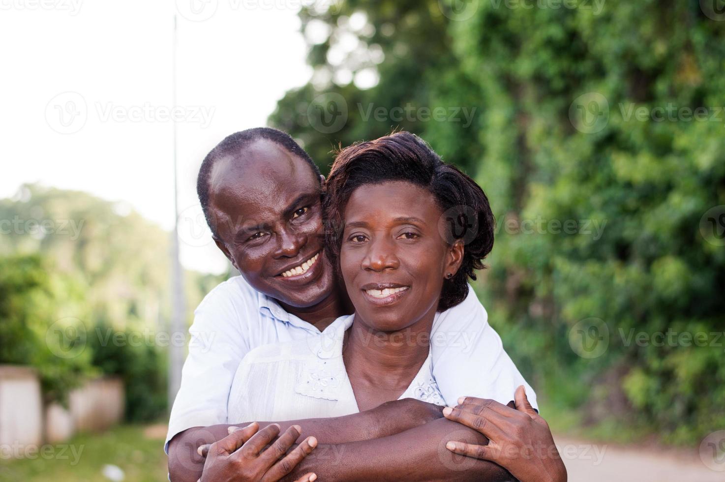 heureux jeune couple embrassant dans la campagne. photo