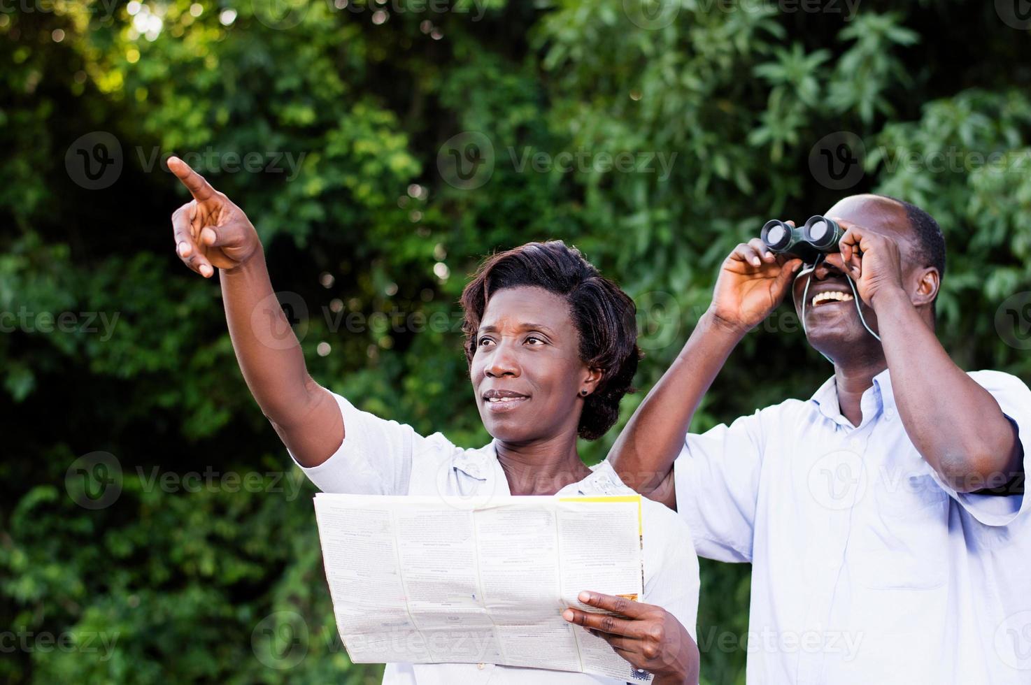 heureux jeune couple en campagne touristique. photo