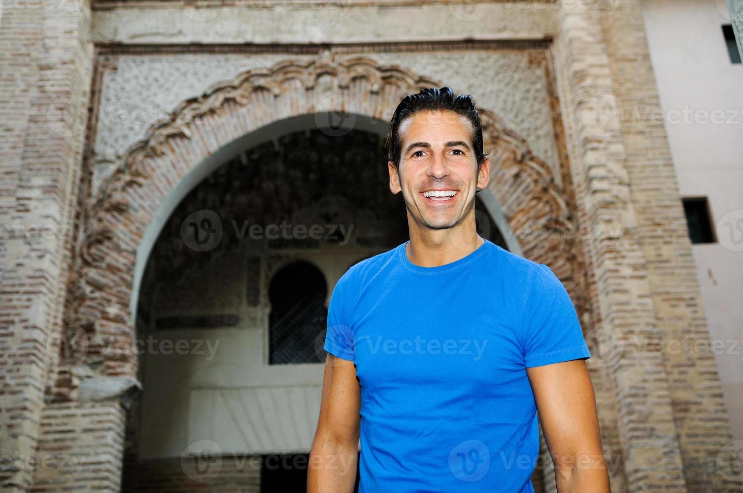 portrait d'homme souriant attrayant en arrière-plan urbain photo