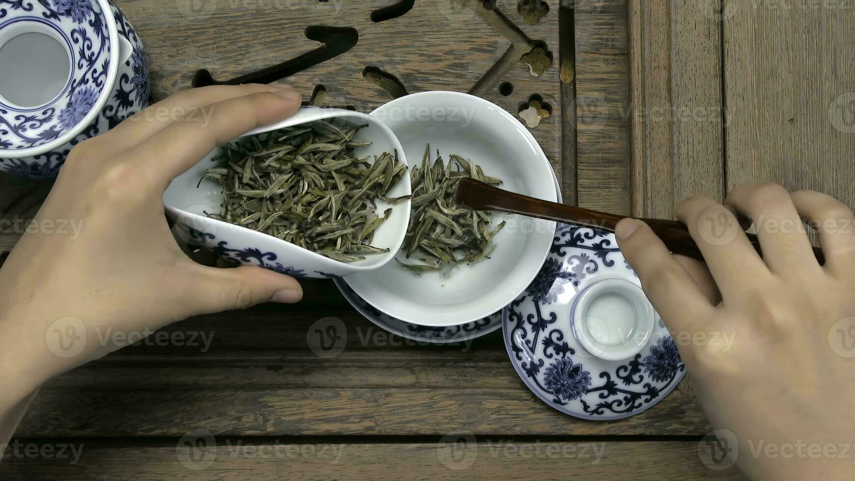 remplissage une marron théière par une entonnoir. porcelaine chinois tasses, acier cuillère à café. noir, vert, puerh, oolong, tieguanyin, Sencha, thé photo