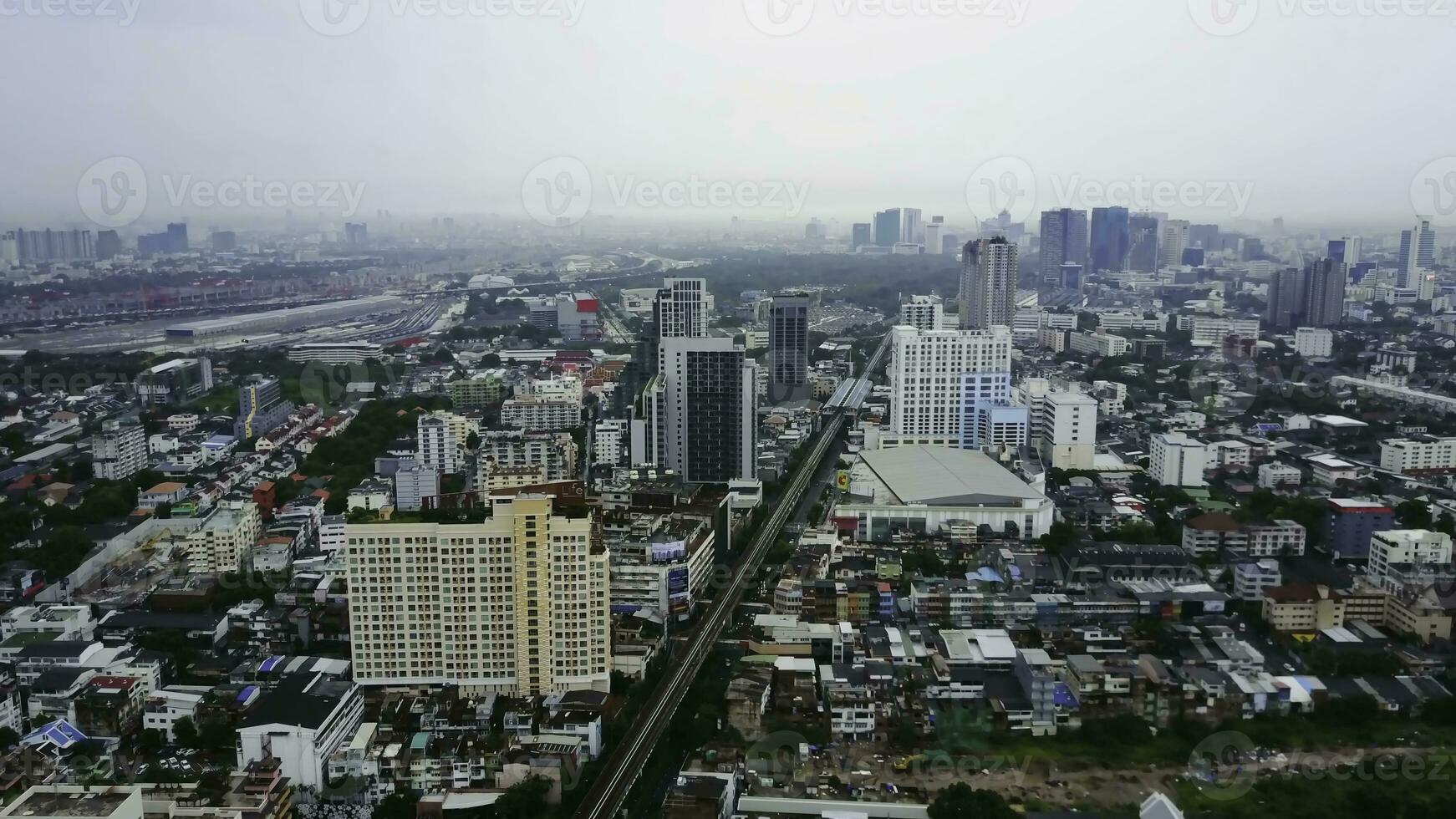 Haut vue de grattes ciels dans une gros ville. paysage urbain de ville dans Asie Thaïlande. Haut vue de moderne ville dans Thaïlande photo