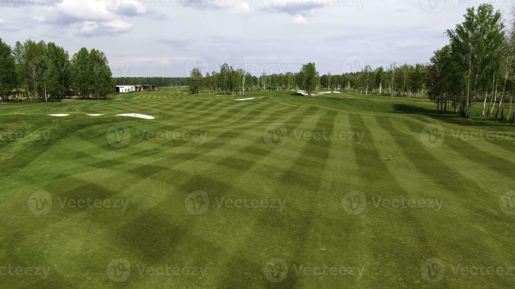 solaire le golf Chariot avec des nuages sur bleu ciel et forêt le golf club, aérien photo