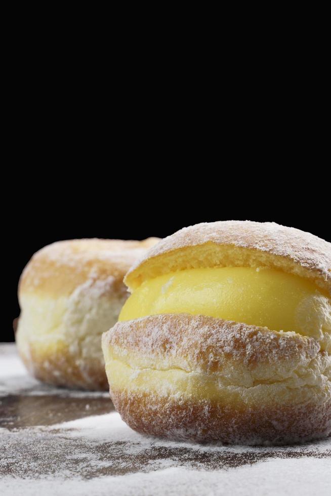 boules de berlim comme sonhor brésil sur table en bois photo