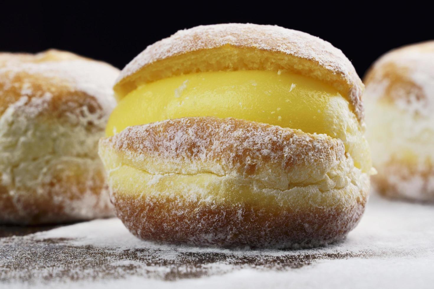 boules de berlim comme sonhor brésil sur table en bois photo