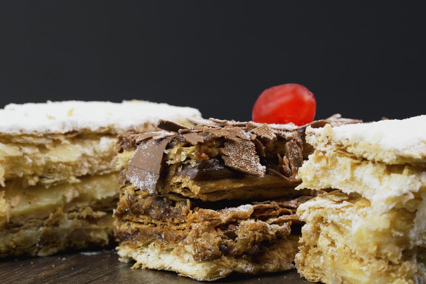 gâteaux de pâte feuilletée sur table en bois photo