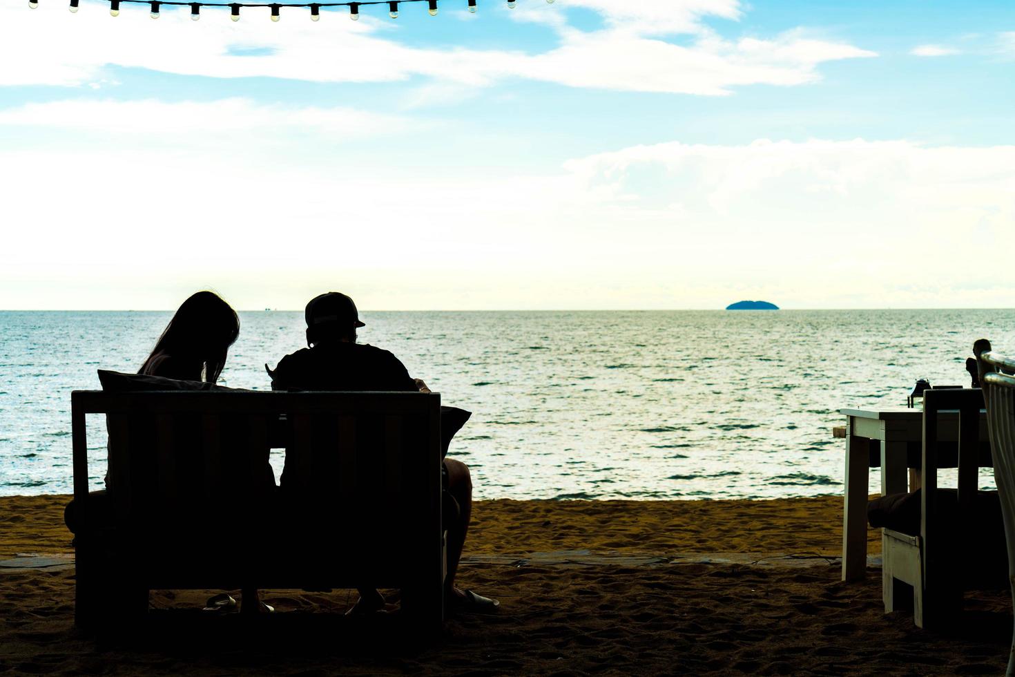 couple silhouette amour avec vue sur la mer - filtre effet vintage photo