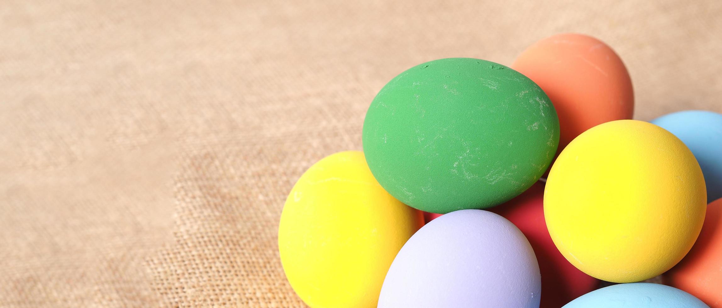 oeufs de pâques ou oeuf de couleur. multicolore des oeufs de pâques photo